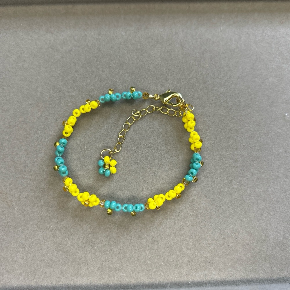 Handmade Beaded Daisy Bracelet/seed bead bracelet/handmade flower bracelet